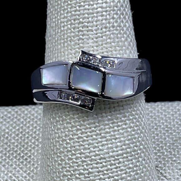 Lia Sophia Mother Of Pearl Ring Silver Tone Crystal Accent Modern Minimalist Chi - Picture 4 of 9